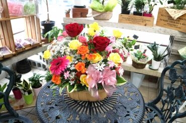 お届けさせていただいたアレンジメント：誕生日お祝い￥5,000-「フローリスト華えん」（福井県敦賀市の花屋）のギャラリー写真